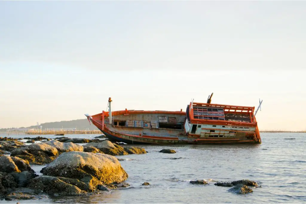 What Should You Do First When A Vessel Capsizes?